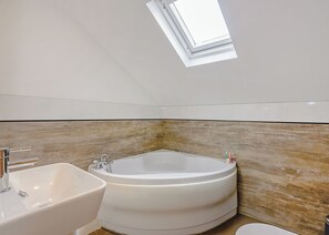 Bathroom - 4 bedroom accommodation in Llangollen (Llangollen)