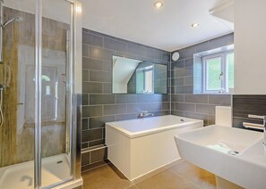 Bathroom - 4 bedroom accommodation in Llangollen (Llangollen)