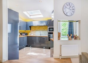 Réfrigérateur, un four, surface de cuisson, lave-vaisselle