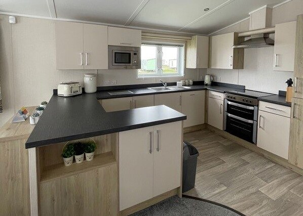 Fridge, oven, stovetop, toaster - Victory Beechwood Lodge (Cresswell beach)