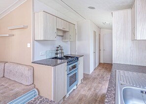 Frigorífico, horno, placa de cocina y tostadora