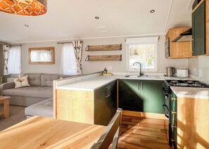 Køleskab, ovn, kogeplade, brødrister