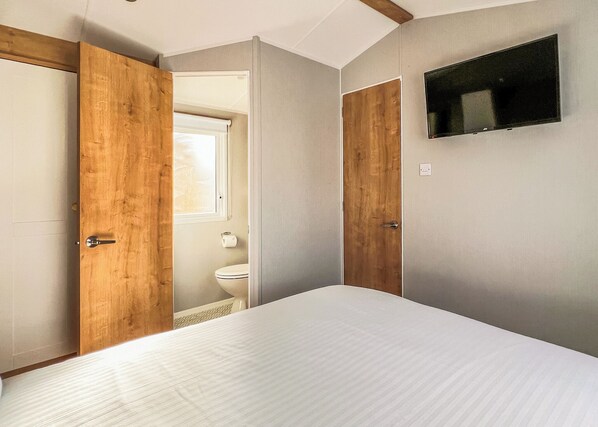 2 bedrooms, Internet - Quality 12ft-wide caravan with one double and one twin. (Chester)