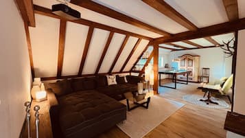 Smart-TV, Kamin, Bücher