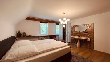 2 slaapkamers, een strijkplank/strijkijzer, reisbedje, gratis wifi