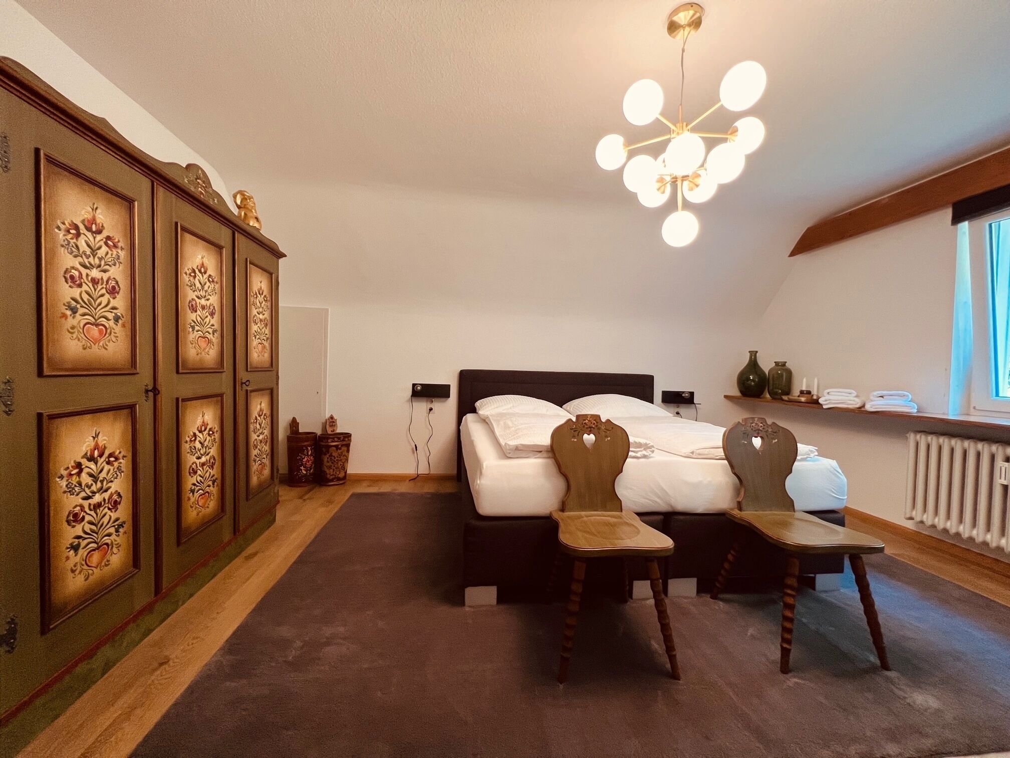 King-Size Boxspringbett kombiniert mit klassischen Schwarzwald Stil. 