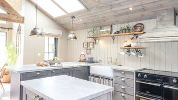 Frigorífico, lavavajillas, hervidor eléctrico y tostadora