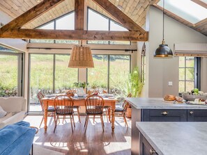 Fridge, dishwasher, electric kettle, toaster - The Owl's Shack (Kendal)