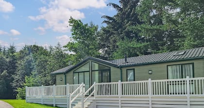 Spacious and contemporary lodge with en suite master bedroom suite.