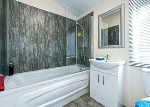 Bathroom - Spacious and contemporary lodge with en suite master bedroom suite. (Slaley, Hexham)