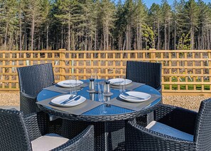 Outdoor dining - Spacious and contemporary lodge with en suite master bedroom suite. (Slaley, Hexham)