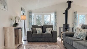 Un salon avec un canapé, un tapis, un meuble et une cheminée.
