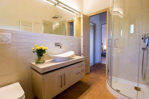 Douche, sèche-cheveux, bidet, serviettes fournies