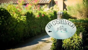 A signpost with 'LA COSTELLACIA' and an arrow pointing left. - Castellaccia contemporary country house  (San Gimignano)