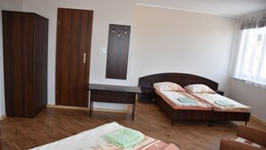 A bedroom with a bed, a desk, and a wardrobe. - Willa Białe Piaski (Krokowa)