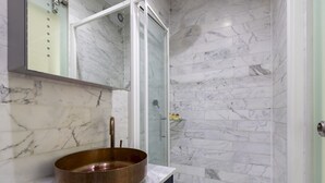 A bathroom with a marble sink, a glass shower enclosure, and a bathtub. - Chic Apartment, Steps away from King's Rd Chelsea - Pass the Keys (London)