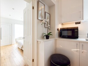 Fridge, microwave, oven, cookware/dishes/utensils - Chic Apartment, Steps away from King's Rd Chelsea - Pass the Keys (London)
