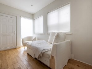 1 bedroom, iron/ironing board, free WiFi, bed sheets - Chic Apartment, Steps away from King's Rd Chelsea - Pass the Keys (London)