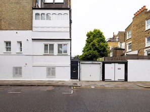 Exterior - Chic Apartment, Steps away from King's Rd Chelsea - Pass the Keys (London)