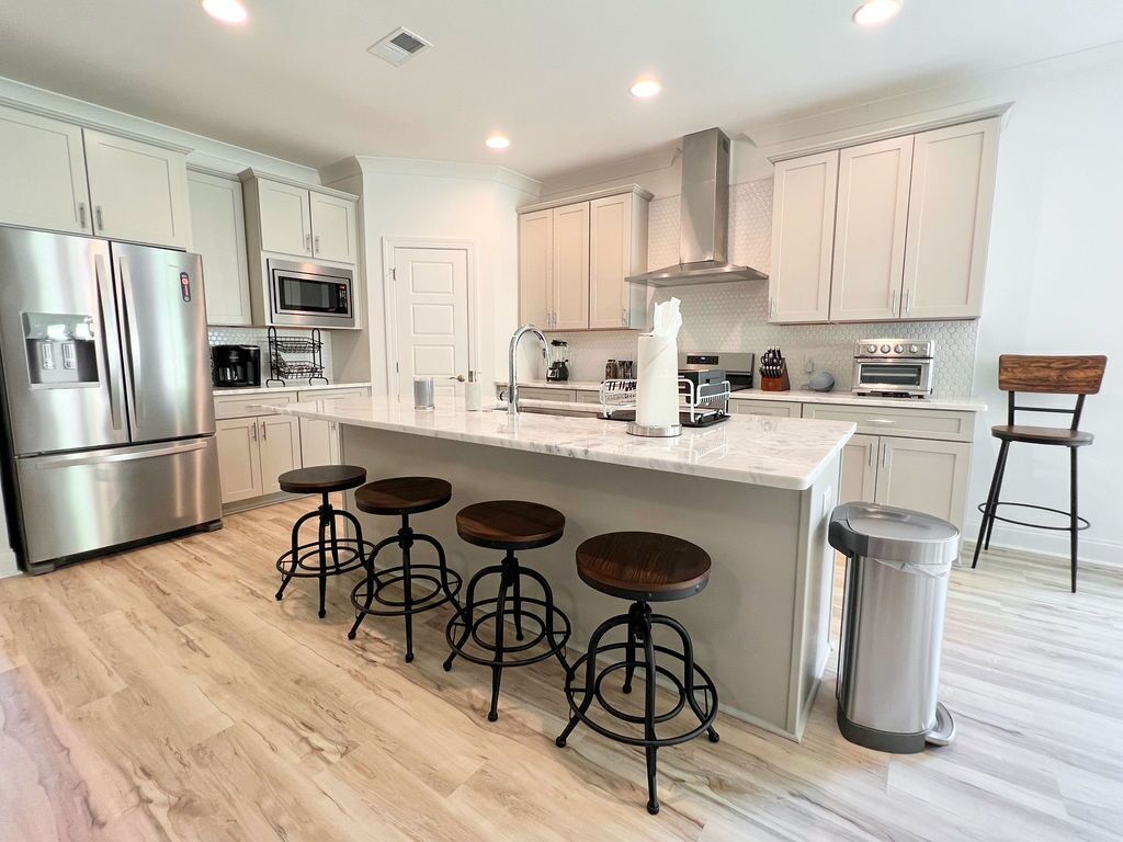 Jääkaappi, mikroaaltouuni, uuni, liesi