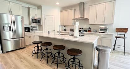 Lots of amenities. Open Floor plan. Perfect for families and groups!