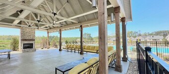 Lots of amenities. Open Floor plan. Perfect for families and groups! 