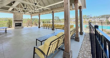 Lots of amenities. Open Floor plan. Perfect for families and groups!