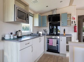 Kjøleskap, ovn, kokeplater og brødrister