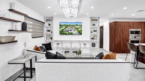House | Living area - Modern 4BR with Basketball & Hot tub (Ojus)
