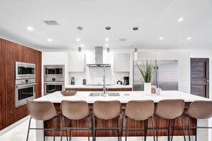 House | Private kitchen - Modern 4BR with Basketball & Hot tub (Ojus)