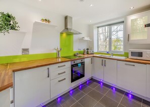 Oven - 2 bedroom accommodation in Watergate, Looe (Watergate, Looe)