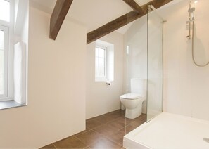 Bathroom - 1 bedroom accommodation in Watergate, Looe (Watergate, Looe)