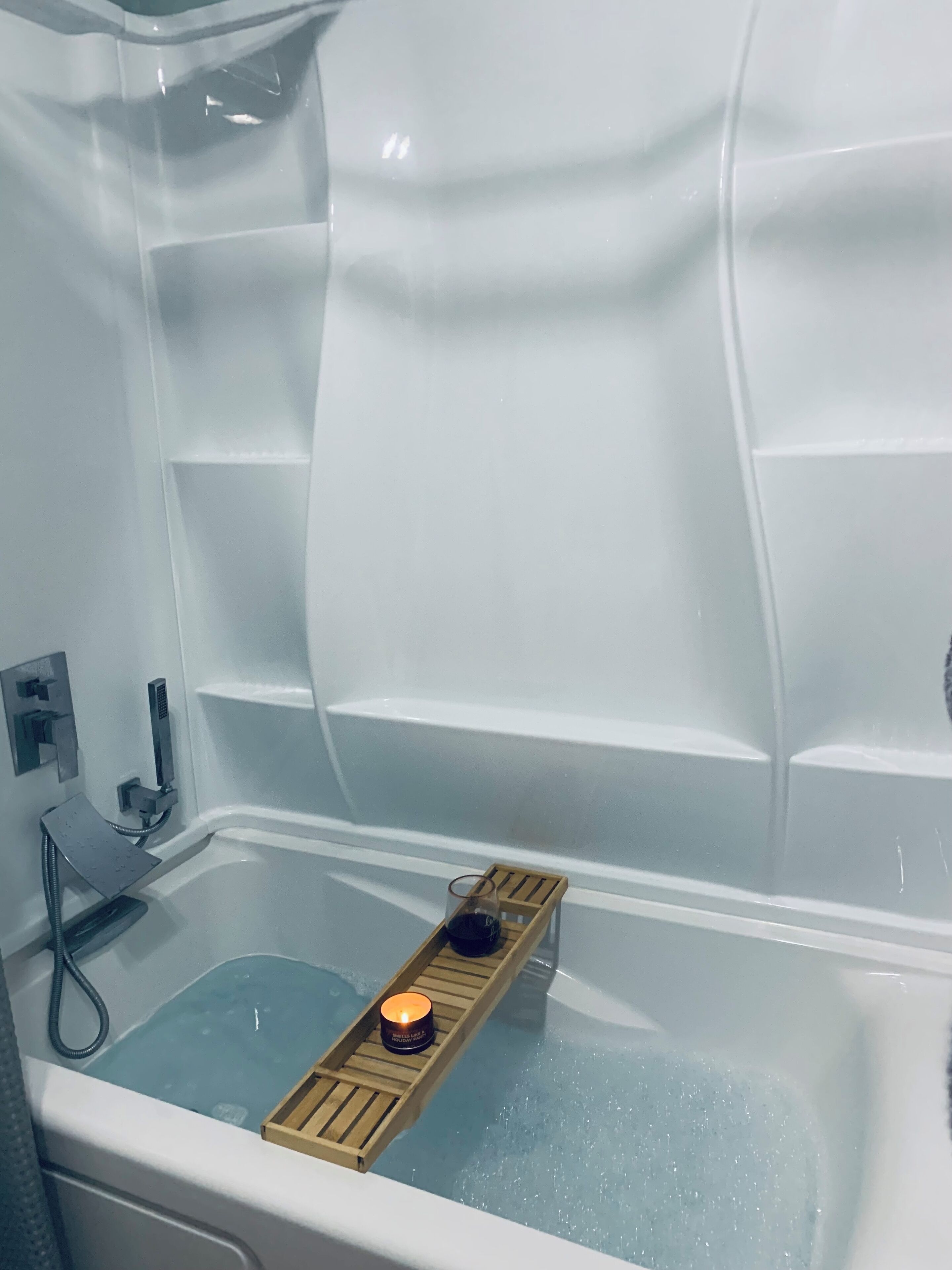 Ensemble douche/baignoire, sèche-cheveux, serviettes fournies, savon