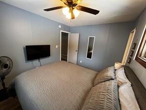3 bedrooms, iron/ironing board, free WiFi, bed sheets - Cozy 2 bedroom house easy access to trails and 2 private beaches! (Richfield Township)