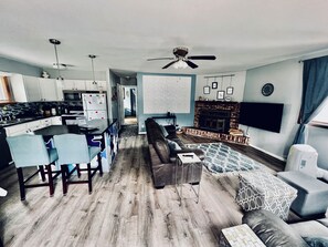 Älytelevisio, takka, DVD-soitin