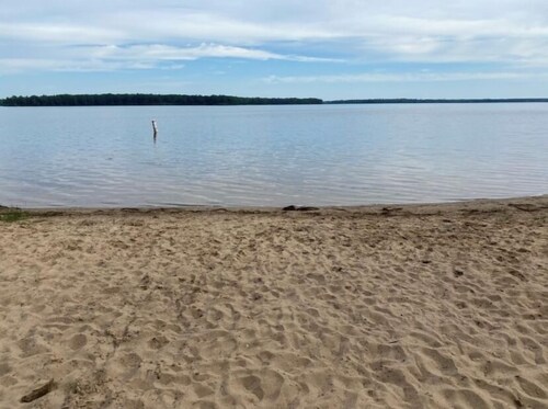 Cozy 2 bedroom house easy access to trails and 2 private beaches!