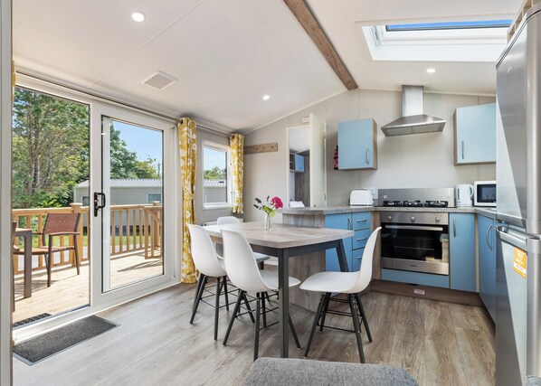 Oven - Well equipped modern caravan. (Reynalton, Nr Narberth)