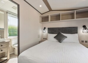 2 bedrooms - Well equipped modern caravan. (Reynalton, Nr Narberth)