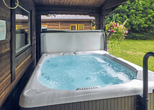 Outdoor spa tub - Spacious timber lodge with one double and one single in one room. (Kentisbeare, Nr Cullompton)