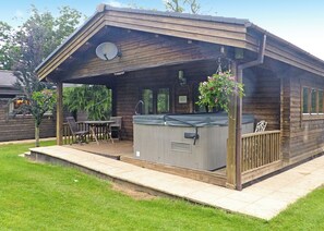 Outdoor dining - Spacious timber lodge with one double and one single in one room. (Kentisbeare, Nr Cullompton)