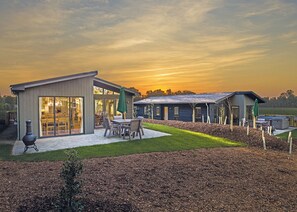 Outdoor dining - 4 bedroom accommodation in Tenby (Tenby)