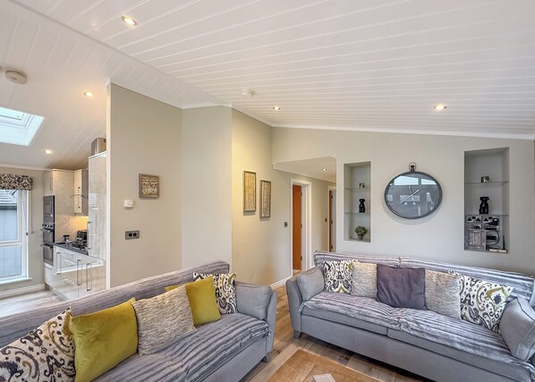 TV - 4 bedroom accommodation in Tenby (Tenby)