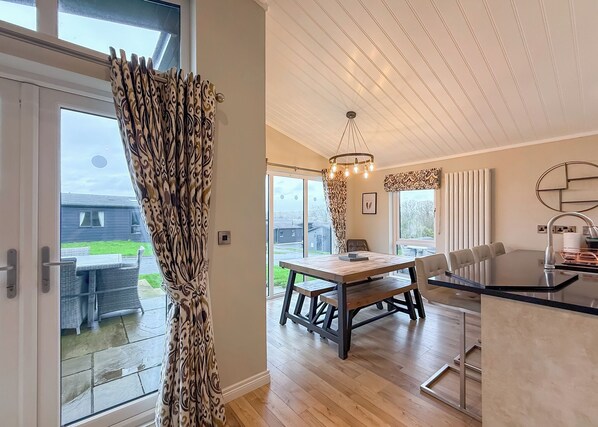 Dining - 4 bedroom accommodation in Tenby (Tenby)