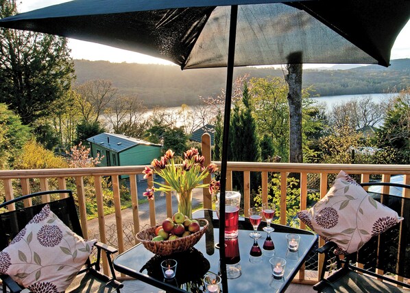 Outdoor dining - Lodge with one king-size double with TV. (Newby Bridge, Lake Windermere)