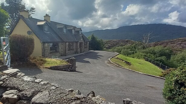 A stone house with a large driveway and a view of mountains. - Cuckoo Tree House, Glengarriff, Beara Peninsula (Glengarriff)