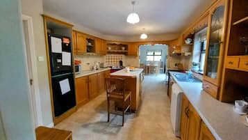 House | Private kitchen | Fridge, microwave, oven, stovetop