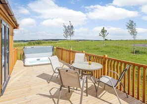Outdoor dining - Luxurious and contemporary lodge with stunning countryside views. (Bretby, Derbyshire)