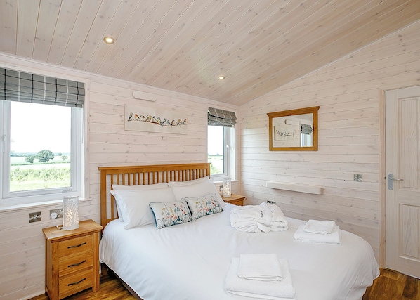 2 bedrooms, free WiFi - Luxurious and contemporary lodge with stunning countryside views. (Bretby, Derbyshire)