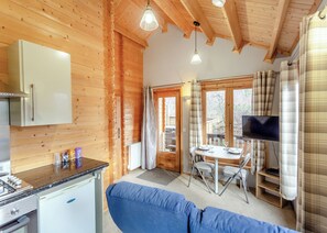 Réfrigérateur, un four, surface de cuisson, lave-vaisselle