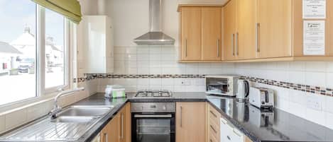 Jääkaappi, uuni, liesi, leivänpaahdin